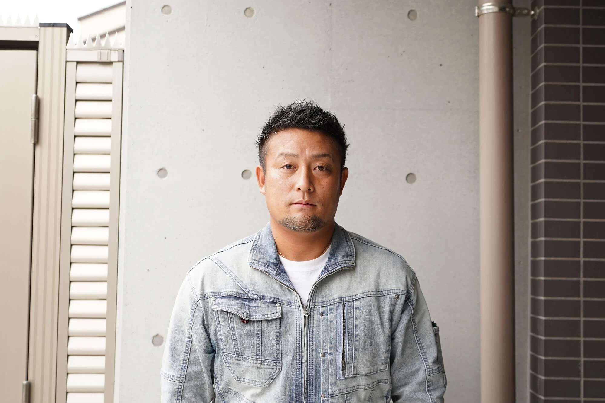 塗装する職人