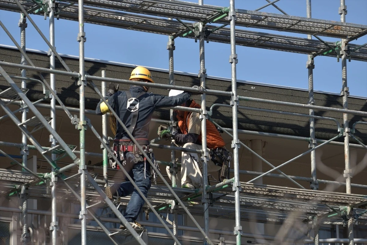 足場のチェックをする男性スタッフ